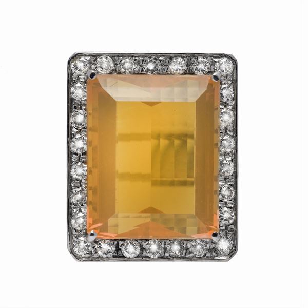 Anello in oro bianco, diamanti e opale di fuoco