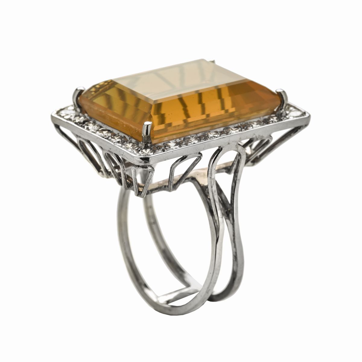 Anello in Oro Bianco, Diamanti e Opale di Fuoco