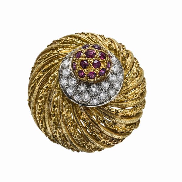 Anello in oro giallo, oro bianco, diamanti e rubini