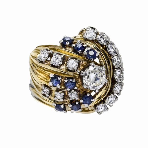 Anello in oro giallo, zaffiri e diamanti