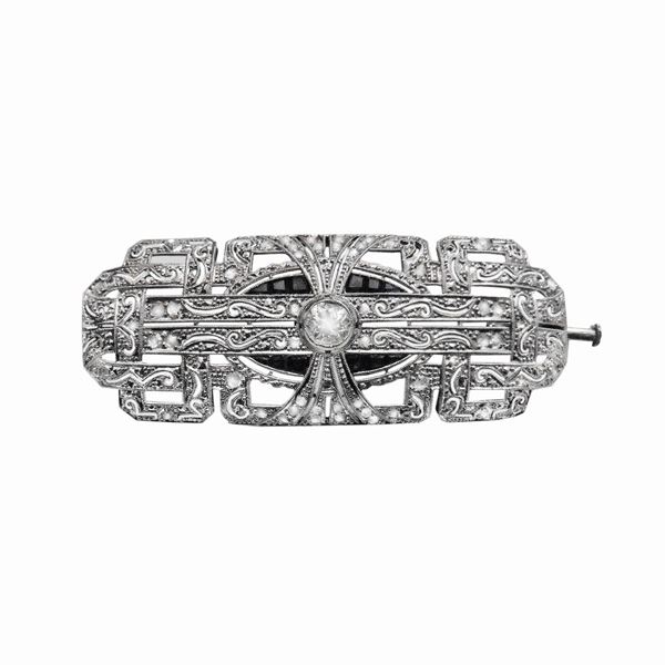 Brooch in platinum, diamonds and sapphires