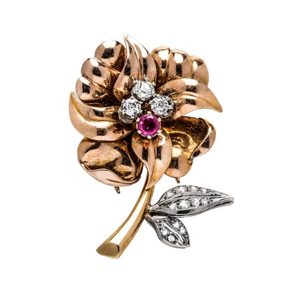 Flower Clip in yellow gold, white gold, rubies and diamonds  - Auction Antique Jewelry, Modern and Watches - Curio - Casa d'aste in Firenze