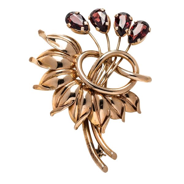Flower brooch in yellow gold and garnets  - Auction Antique Jewelry, Modern and Watches - Curio - Casa d'aste in Firenze