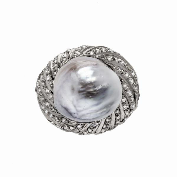 Anello in platino, diamanti e perla coltivata
