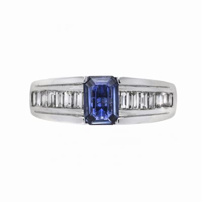 Anello in Oro Bianco, Zaffiro e Diamanti