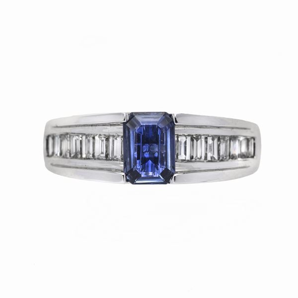 Anello in oro bianco, zaffiro e diamanti