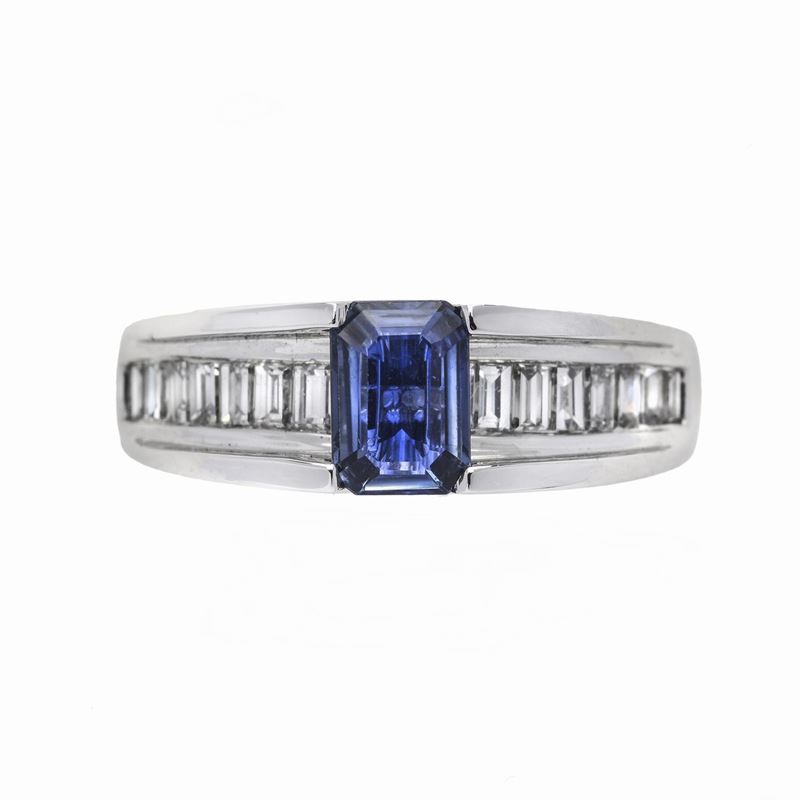Anello in Oro Bianco, Zaffiro e Diamanti
