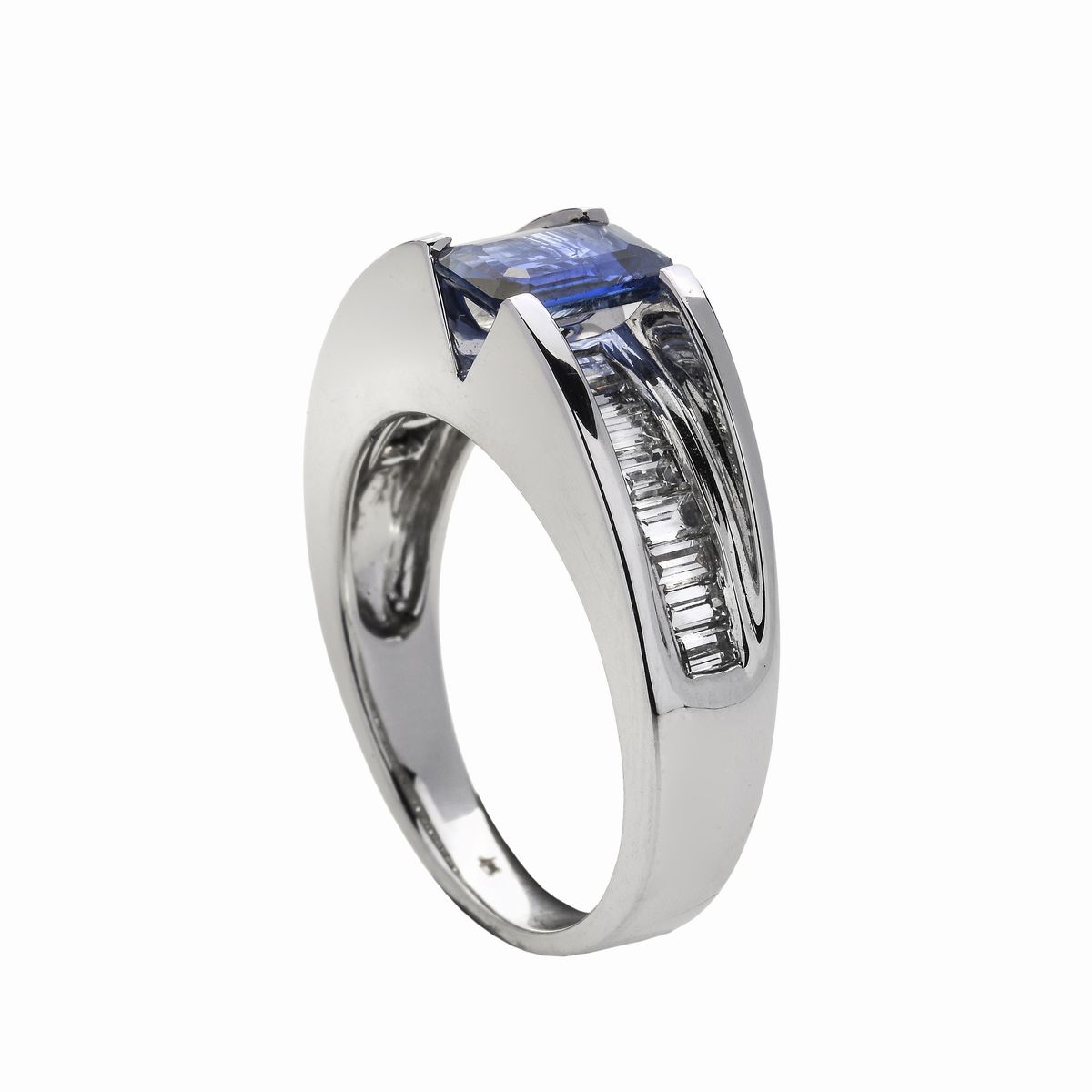 Anello in Oro Bianco, Zaffiro e Diamanti