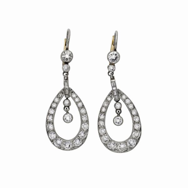 Pair of earrings in platinum, yellow gold and diamonds