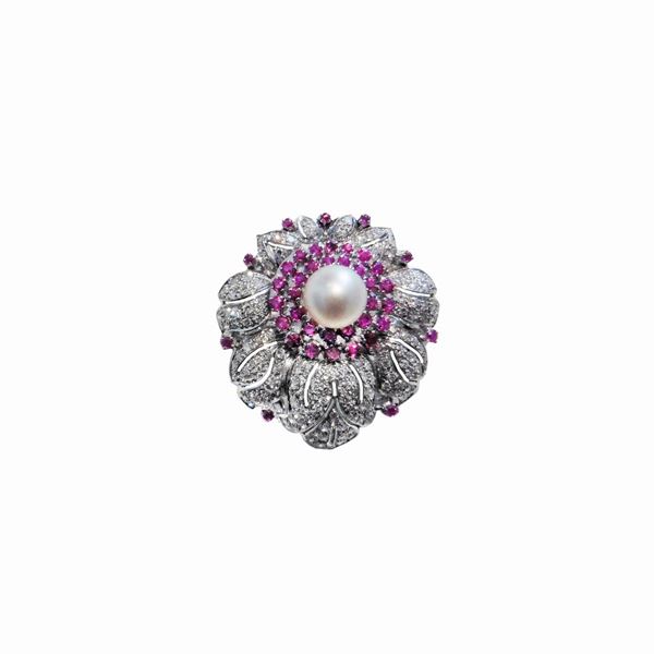 Spilla in oro bianco, rubini, diamanti e perle  - Asta Gioielli Antichi, Moderni e Orologi - Curio - Casa d'aste in Firenze