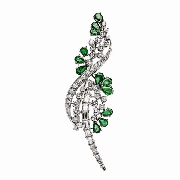 Spilla in oro bianco, diamanti e smeraldi  - Asta Gioielli Antichi, Moderni e Orologi - Curio - Casa d'aste in Firenze