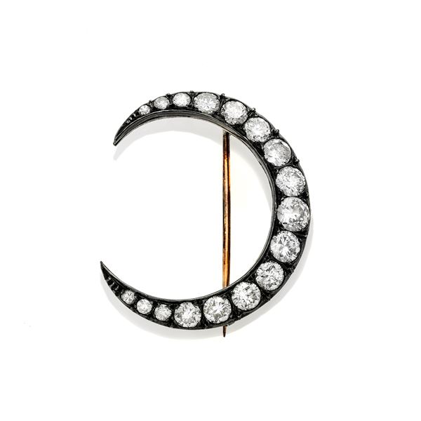 Half Moon brooch in gold low titre, silver and diamonds