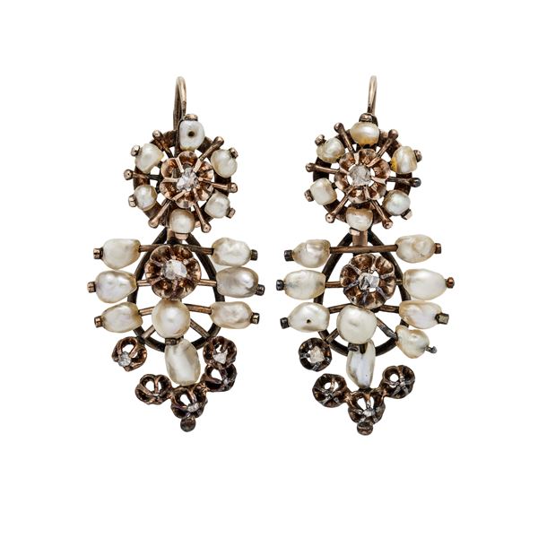Pair of earrings in gold as a low titre, pearls and diamonds  - Auction Antique Jewellery, Modern and Watches - Curio - Casa d'aste in Firenze