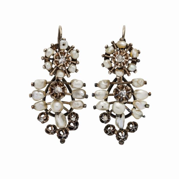 Pair of earrings in gold as a low titre, pearls and diamonds