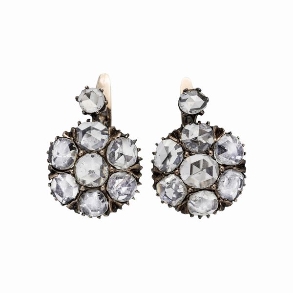 pair of earrings in yellow gold and diamonds