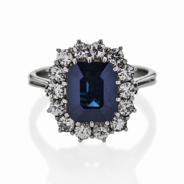 Anello in oro bianco, diamanti e zaffiro