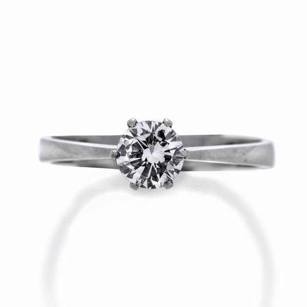 Anello solitario in oro bianco e diamante