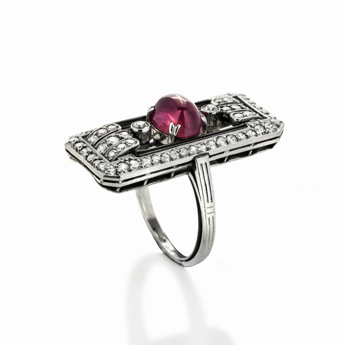 Anello a Losanga in Platino, Smalto Nero, Diamanti e Rubino