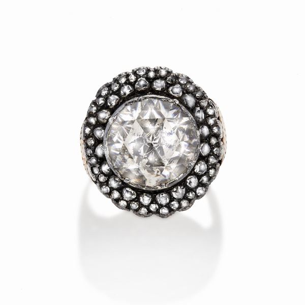 Anello in oro a basso titolo, argento e diamanti