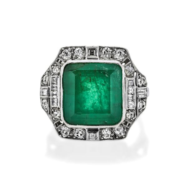 Ring in platinum, diamonds and emerald