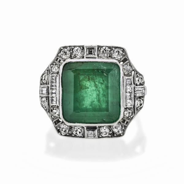 Ring in platinum, diamonds and emerald