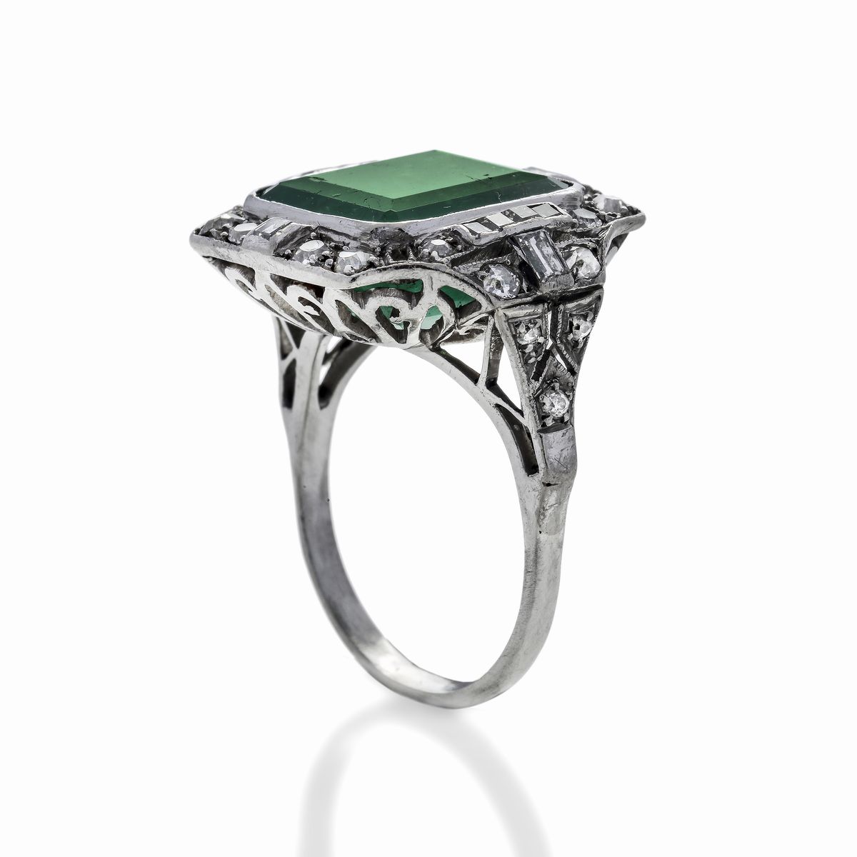 Anello in Platino, Diamanti e Smeraldo