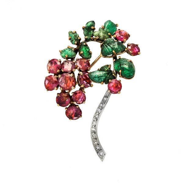 Tutti Frutti Brooch in yellow gold, white gold, diamonds, emeralds and rubies  - Auction Antique Jewellery, Modern and Watches - Curio - Casa d'aste in Firenze