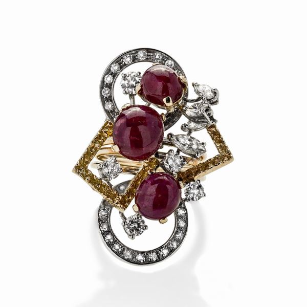 Anello in oro bianco, oro giallo, diamanti e rubini