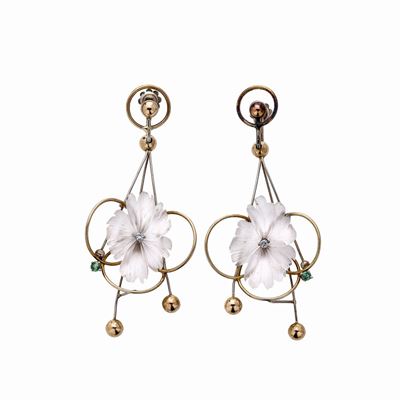 Paio di Orecchini e Anello in Oro Giallo, Oro Bianco, Diamanti, Smeraldi e Cristallo di Rocca