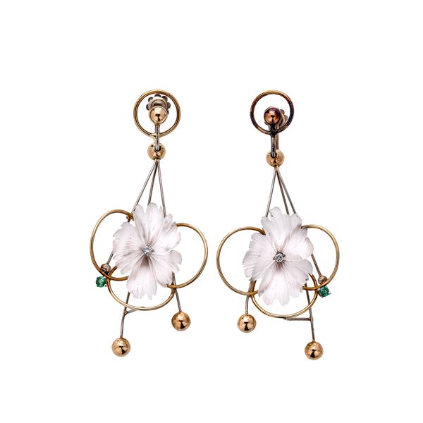 Pair of earrings and ring in yellow gold, white gold, diamonds, emeralds and rock crystal