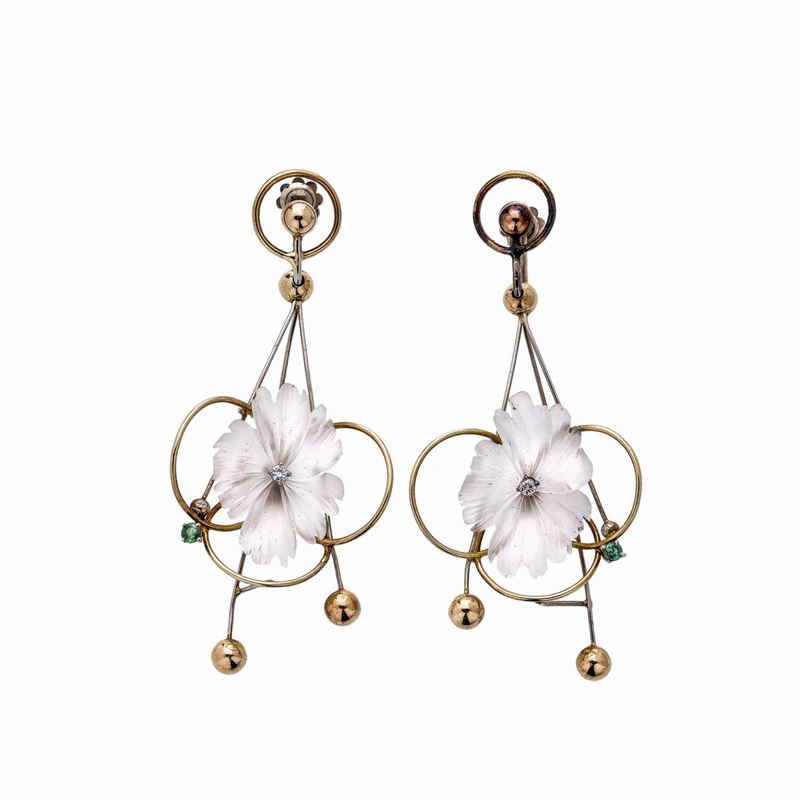 Paio di Orecchini e Anello in Oro Giallo, Oro Bianco, Diamanti, Smeraldi e Cristallo di Rocca