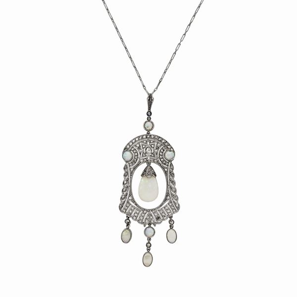 Pendente in oro bianco, diamanti e opale