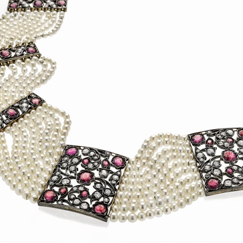 Importante Collier in Oro a Basso Titolo, Perle Naturali, Diamanti e Rubini Burma