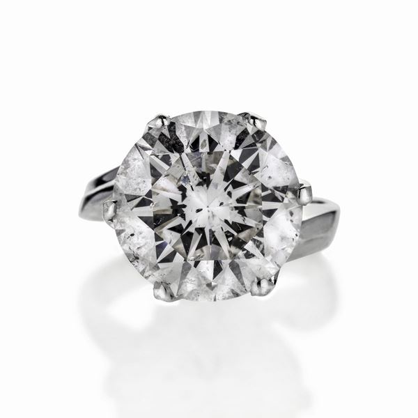 Importante anello solitario in oro bianco e diamante