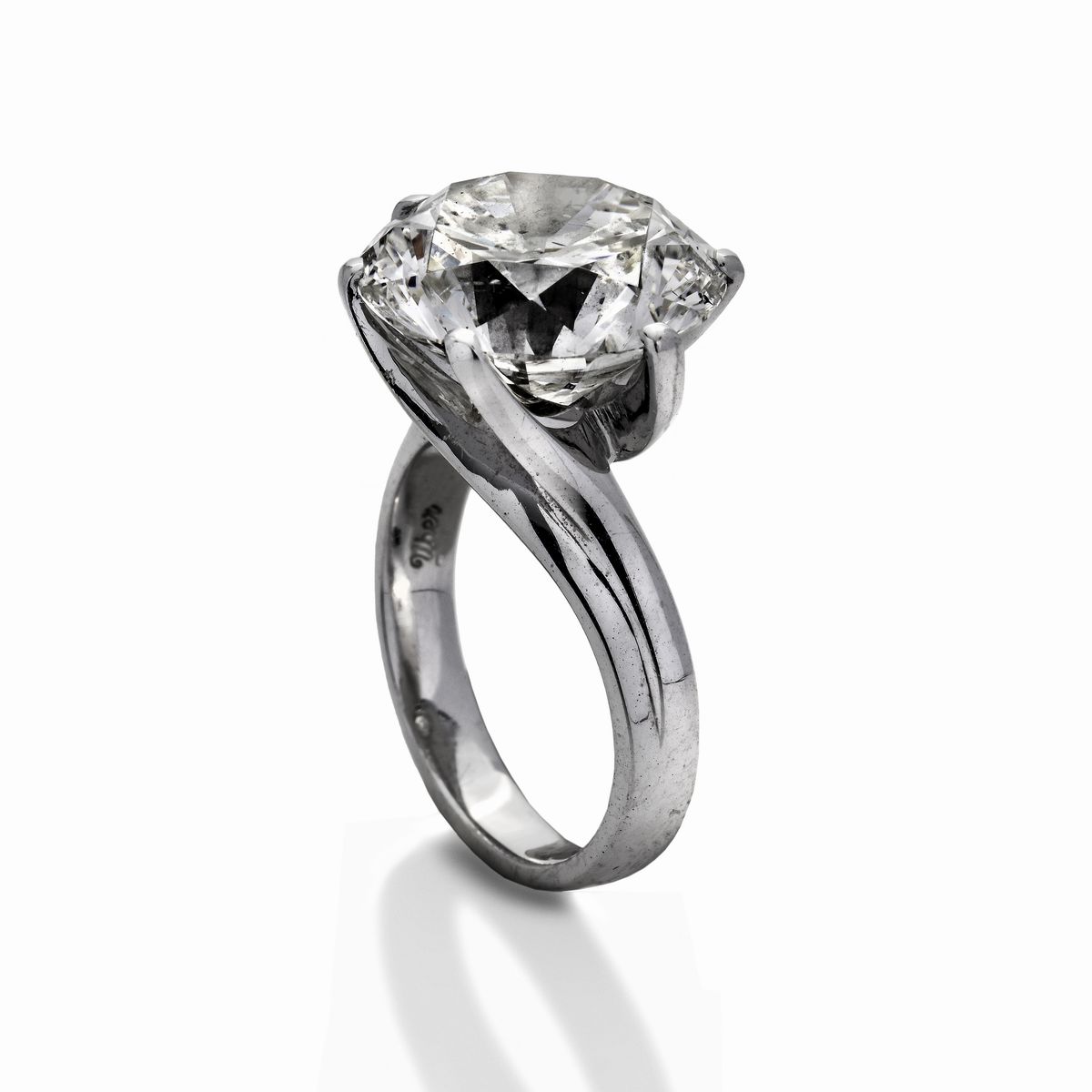 Importante Anello Solitario in Oro Bianco e Diamante
