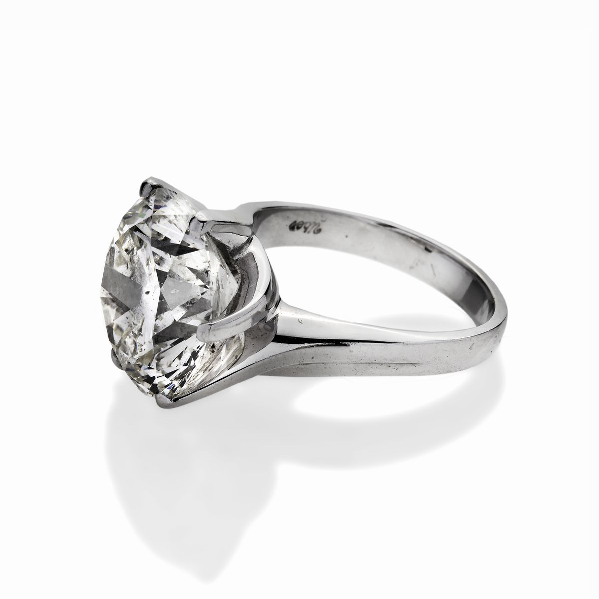 Importante Anello Solitario in Oro Bianco e Diamante