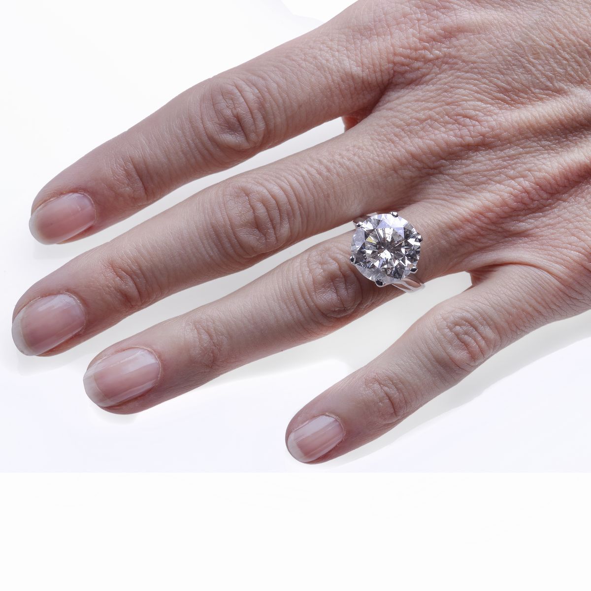 Importante Anello Solitario in Oro Bianco e Diamante