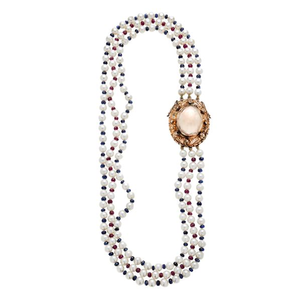 Collana in oro basso, perle coltivate, radici di rubino e radici di zaffiri