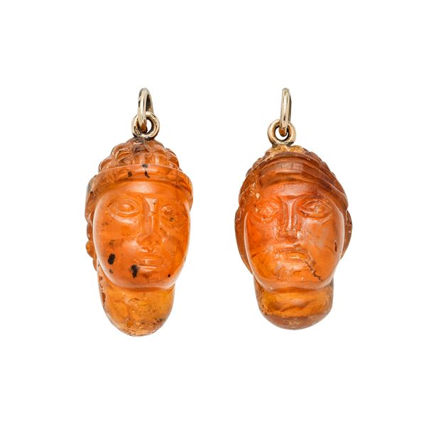 Two sculptures pendants in yellow gold and amber  - Auction Antique Jewellery, Modern and Watches - Curio - Casa d'aste in Firenze