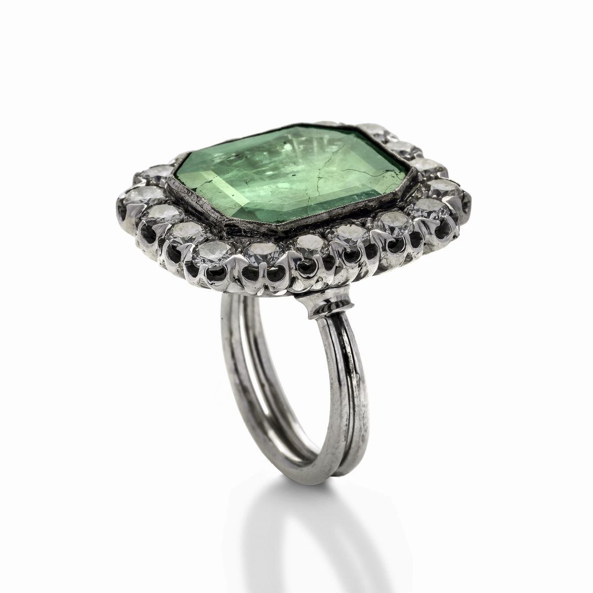 Anello in Oro Bianco, Diamanti e Radice di Smeraldo
