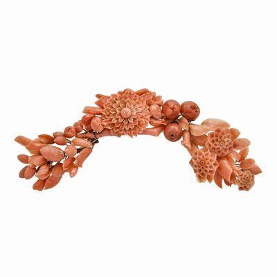 Grande Spilla in Oro Giallo, Oro a Basso Titolo e Corallo Rosa