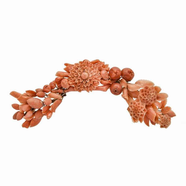 Grande spilla in oro giallo, oro a basso titolo e corallo rosa