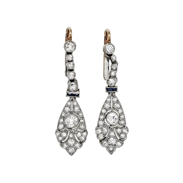 Pair of earrings in white gold, yellow gold, sapphires and diamonds