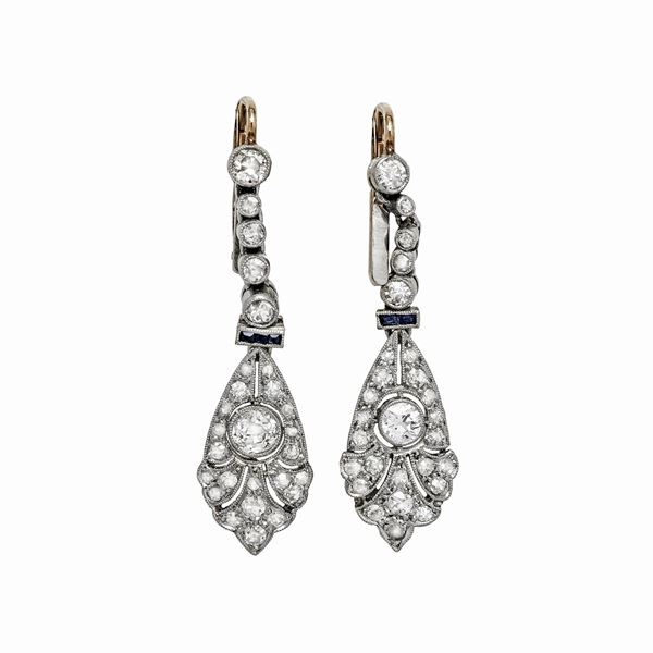 Pair of earrings in white gold, yellow gold, sapphires and diamonds