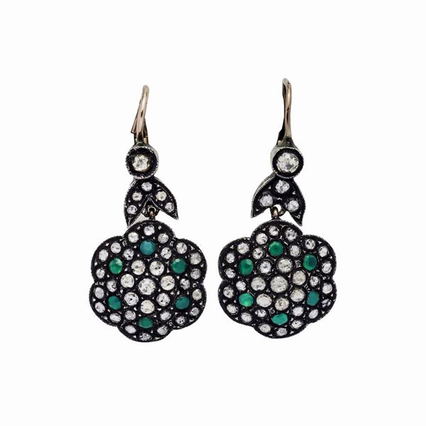 pair of earrings in gold as a low titre, silver, diamonds and chrysophrase