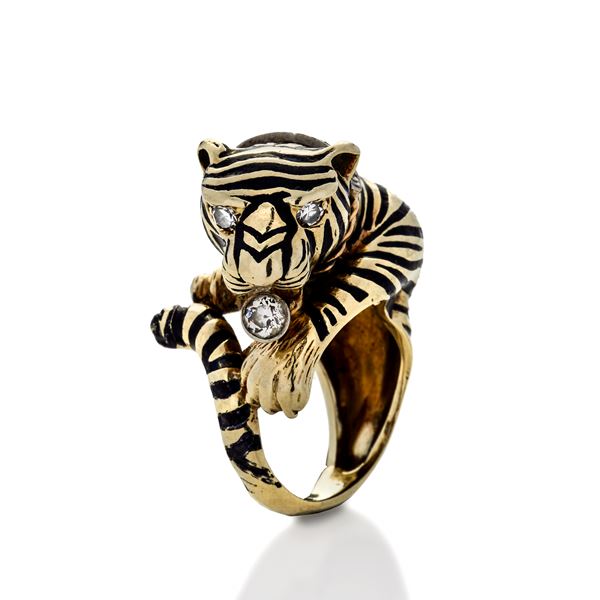Tiger ring in gold as a low titre, diamonds and black enamel