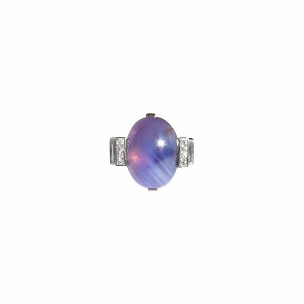 Anello in platino, diamanti e zaffiro