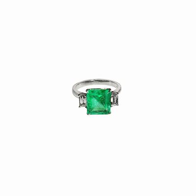 Anello in Platino, Diamanti e Smeraldo