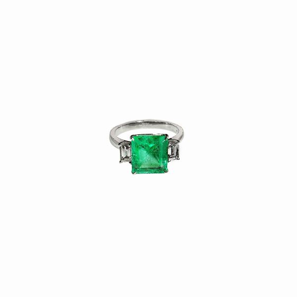Anello in platino, diamanti e smeraldo