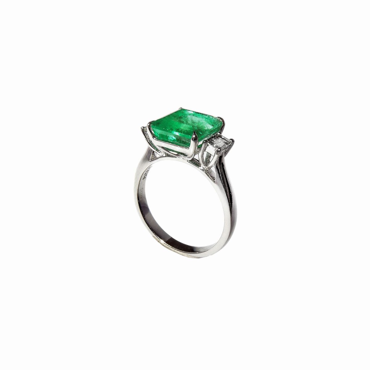 Anello in Platino, Diamanti e Smeraldo
